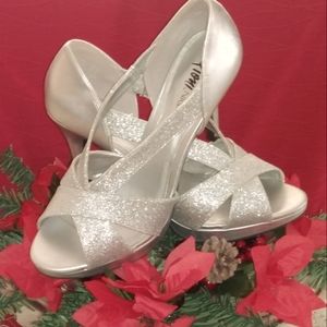 Fioni Night Silver pumps